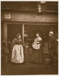 Sufferers from the Flood, från "Street Life in London", av Adolphe Smith, 1877-78 (woodburytype)